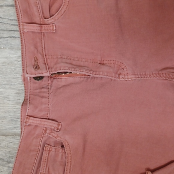 So distressed high rise cropped jeans size 13/31w peach colored - Picture 3 of 9